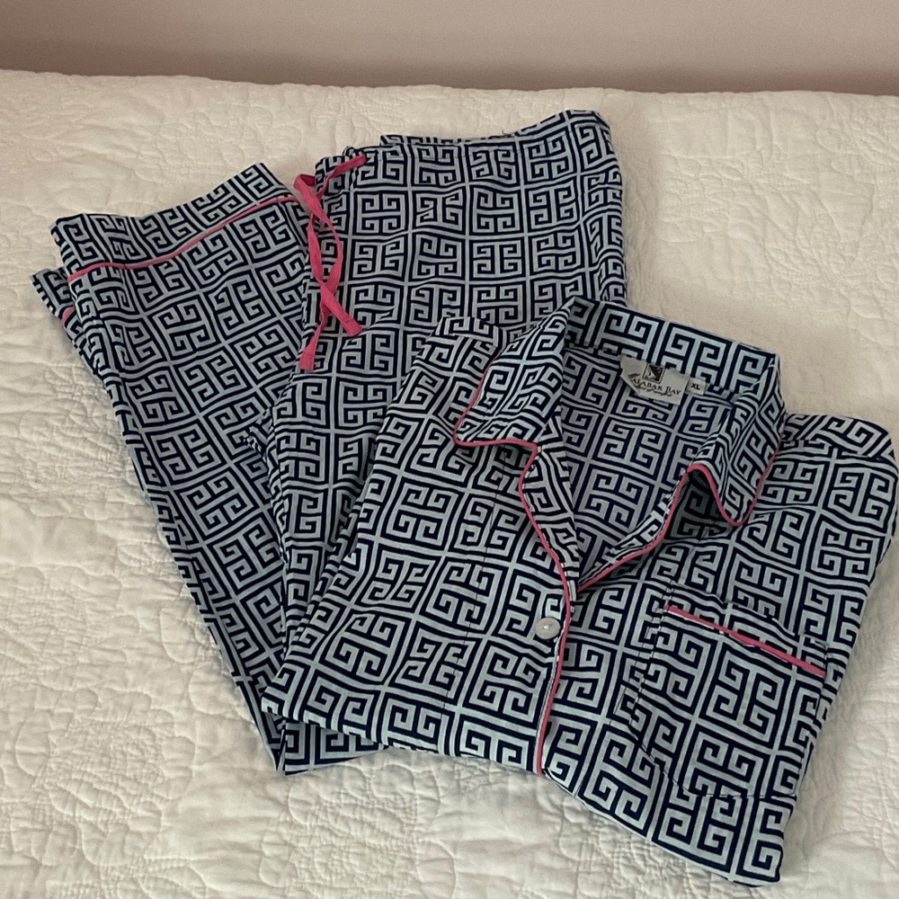Woven Geo Print Women's Pajama Set with Pink Trim